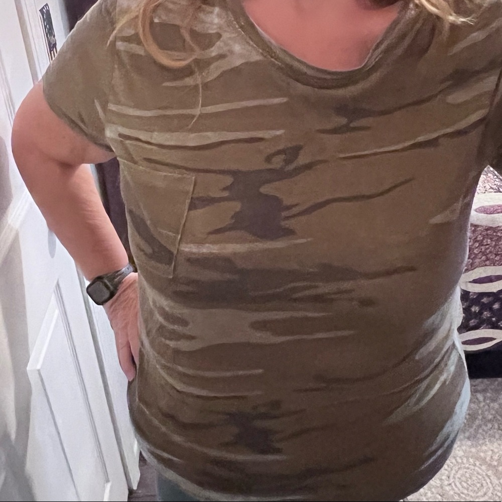 Zoe & Liv camo tee